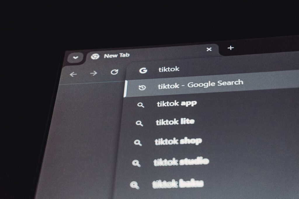 Tabela comparativa: Critérios antigos vs Atualizações Google Discover 2026 - imagem editorial 2