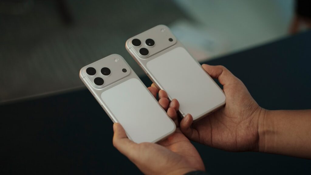 iPhone 17 Pro Max vs Samsung Galaxy S25 Ultra: qual tem a melhor câmera e bateria - Tela e desempenho